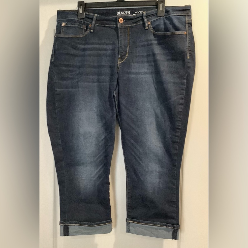 Ladies size 18 Denizen by Levi’s cropped/cuffed denim capris.